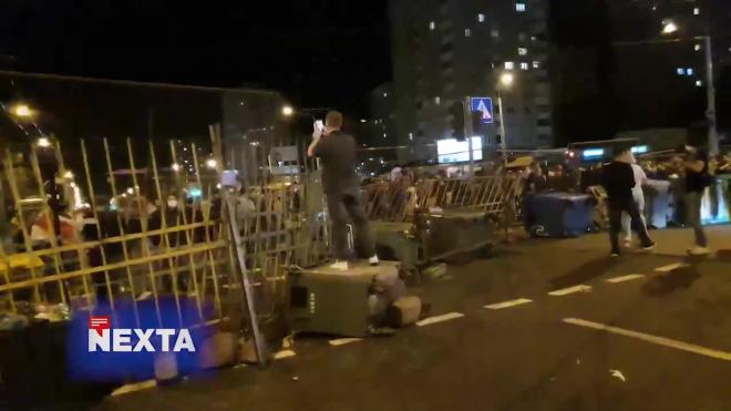 Двухметровые баррикады в центре Минска показали на видео