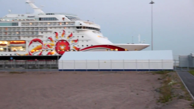 Пассажирский порт Петербурга начал летнюю навигацию с захода люксового судна