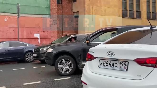 На Новгородской улице образовался 5-балльный затор из-за ДТП с такси