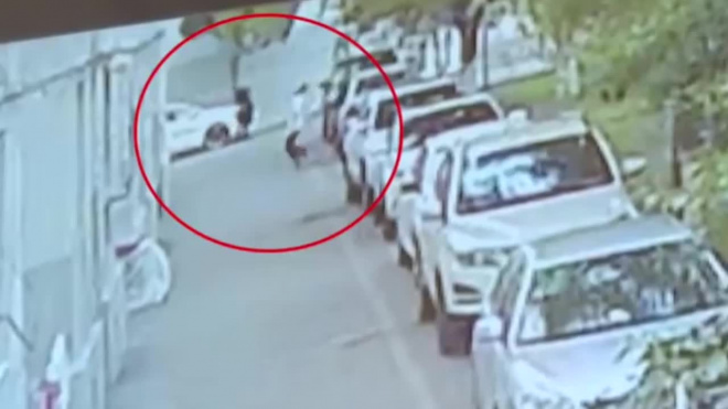 Видео: В Китае мужчина поймал ребенка, который выпал с 5 этажа