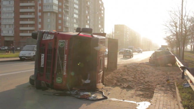 На Белградской улице перевернулся грузовик с песком, повредив стоящий рядом "Хюндай"