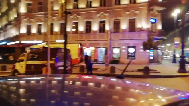 На Невском проспекте очевидцы ночью заметили пожар
