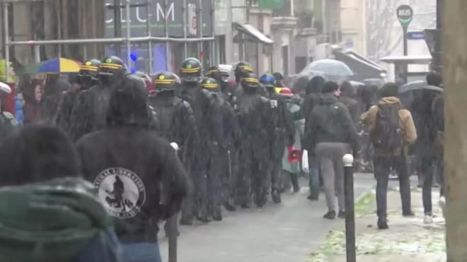 Во Франции начались задержания на акциях протестов