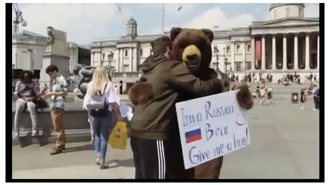 Доброе видео из Лондона: "Русский медведь" обнимал прохожих