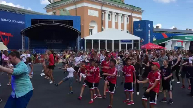 Футбольные болельщики устроили флешмоб на Конюшенной площади 