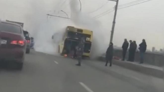 Видео: В Новосибирске на мосту загорелся пассажирский автобус 