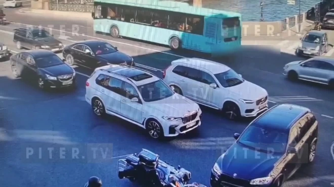 Появилось видео столкновения мотоцикла и BMW у Поцелуева моста