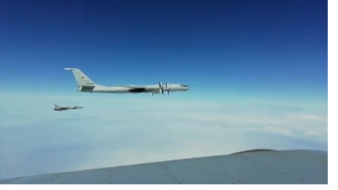 Видео: Два противолодочных самолета Ту-142 13 часов летали над Тихим океаном