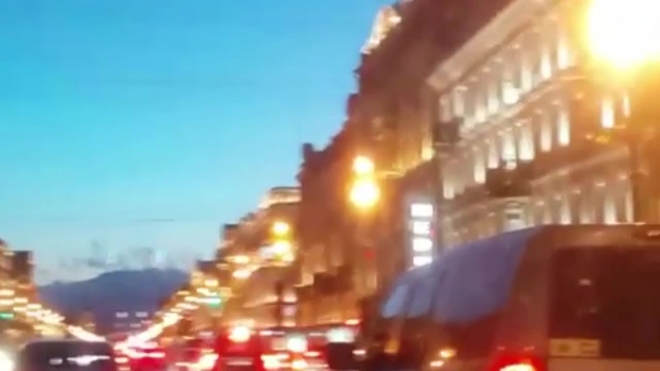 Ночью на Невском демонтировали ставшую нелегальной рекламу