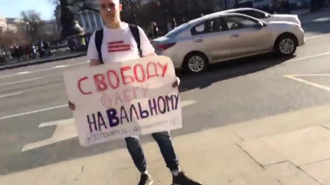 На Малой Конюшенной одиночные пикеты: поддержать Навального пришли двое 