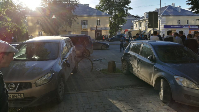 В Екатеринбурге виновника ДТП раздавил собственный автомобиль
