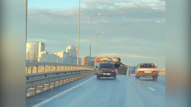Видео: на Приморском шоссе петербуржцы из машины на полном ходу открыли двери другого авто