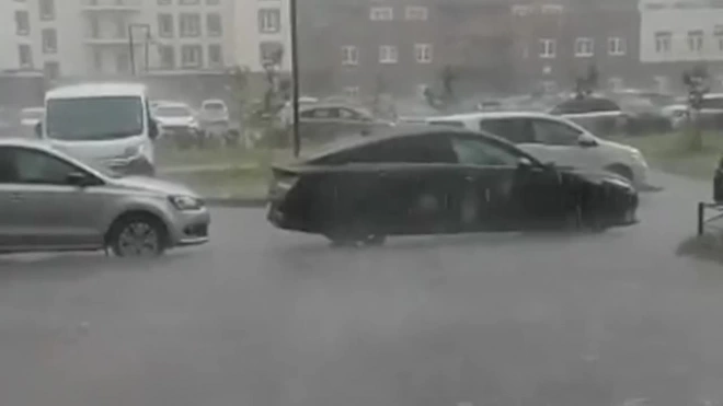 На севере Петербурга прошел шторм с градом
