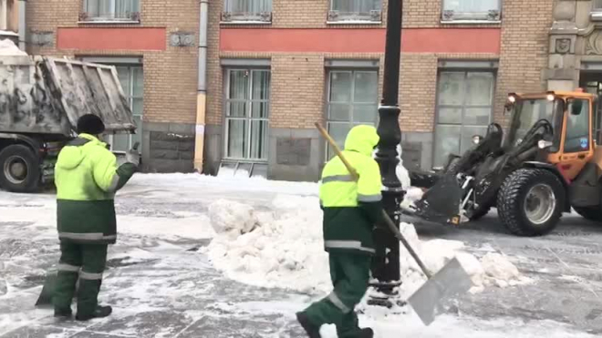 В Петербурге начали обработку улиц гранитной крошкой