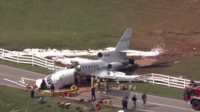 В США самолет развалился пополам  при посадке