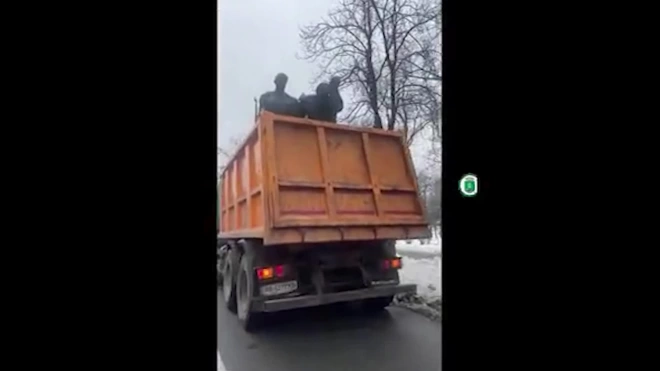 Власти Киева снесли памятник экипажу бронепоезда "Таращанец"