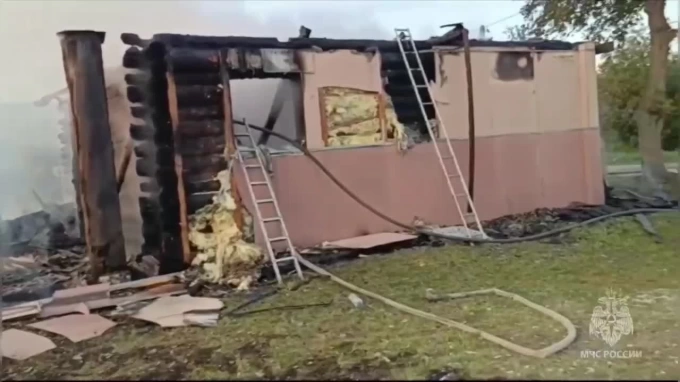 Дед и его маленькие внучки погибли при пожаре в частом доме в Свердловской области