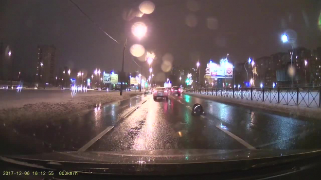 Появилось видео, как девушка выпала из автомобиля во время движения
