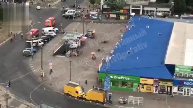 Видео: У станции метро "Минская" в Киеве прогремели два взрыва
