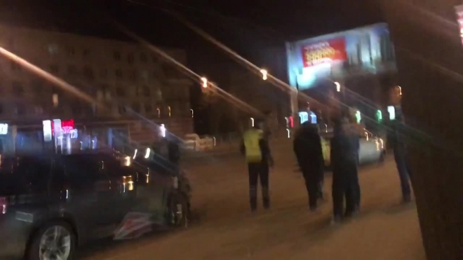 Видео: на Володарском мосту пьяный водитель снес светофор и скрылся