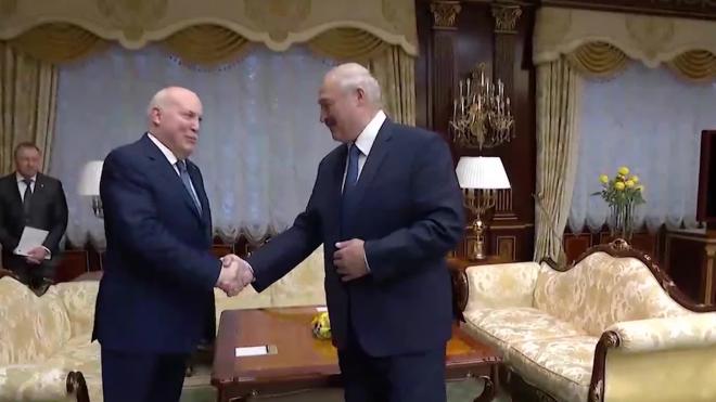 Посол России подарил Лукашенко карты XIX века с белорусскими границами 