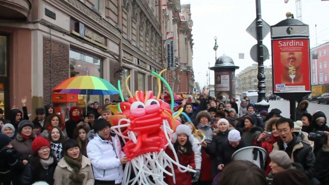 Петербуржцы на Невском встретили китайский Новый год