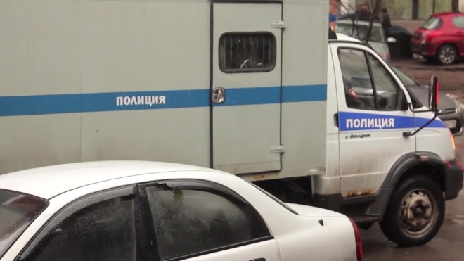 В Москве мужчина подрался с сотрудником ЖЭКа, а затем напал с топором на полицейских