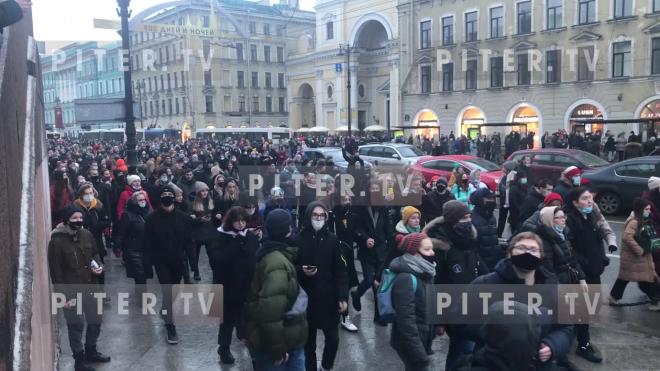 Видео: Многотысячная колонна протестующих прошла по Невскому проспекту