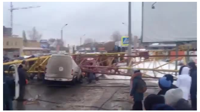 В Омске башенный кран раздавил несколько машин и убил трех человек