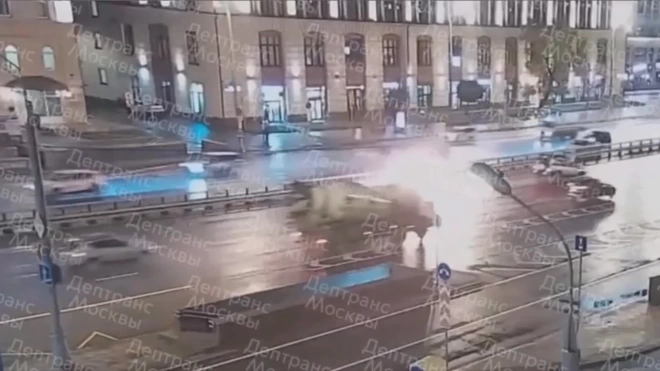В Москве потушили загоревшийся после ДТП автомобиль
