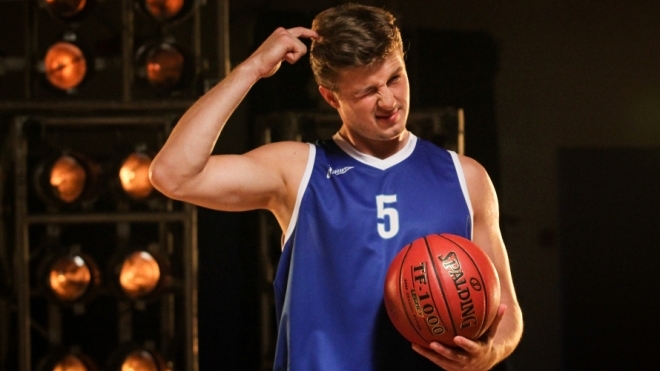 Форвард "Зенита" превращает болельщиков в баскетболистов