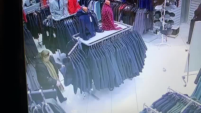 Видео: петербурженка украла из ТРК куртку: ни охранники, ни сигнализация не уберегли магазин