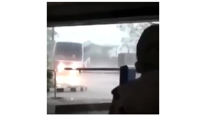 Появилось видео как ветер переворачивает автобус в Индии