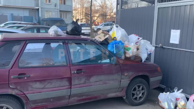 "Народная месть в действии": жители проспекта Мечникова закидали мусором машину автохама