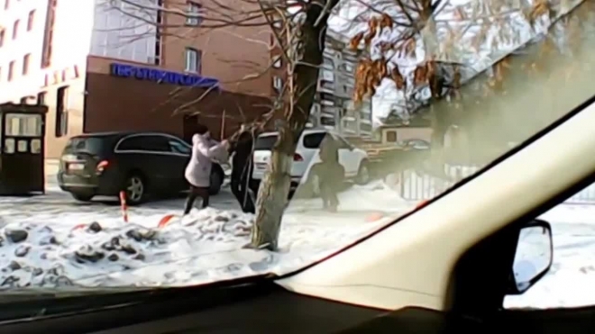 На видео сняли драку автоледи с женщиной-пешеходом в Челябинске