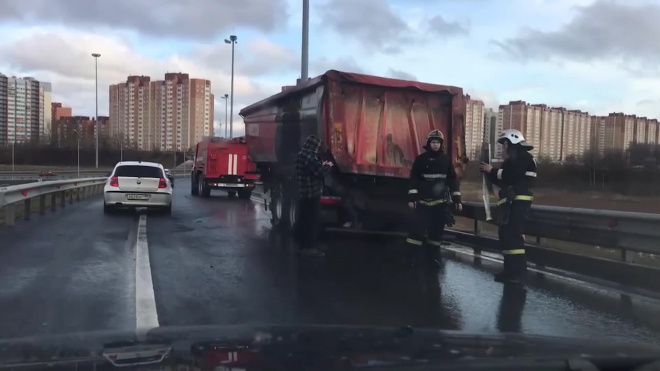 Видео: на юге КАД загорелся кузов грузовика