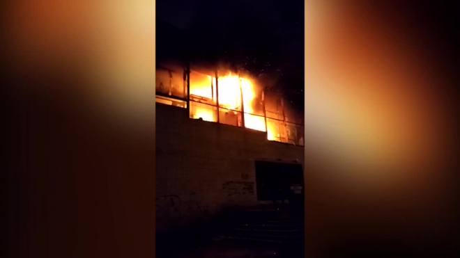 На Лени Голикова горело здание бывшего клуба "Тайфун"