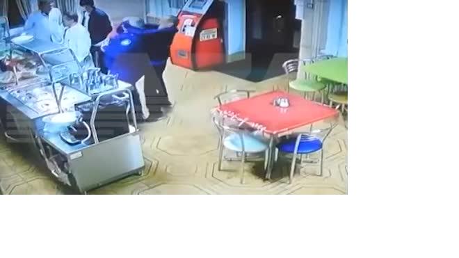 В Черкесске мужчина попытался перерезать горло помощнику прокурора в кафе