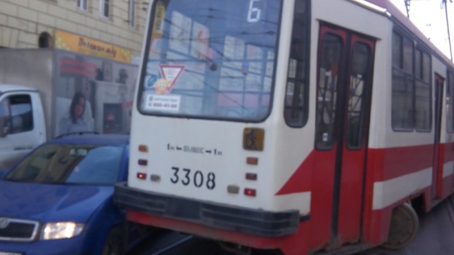 На Боткинской улице трамвай со скрежетом сошел с рельсов, вывернутые наружу колеса с трудом поставили обратно