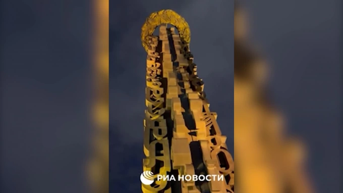 В центре Москвы мужчина забрался на монумент 