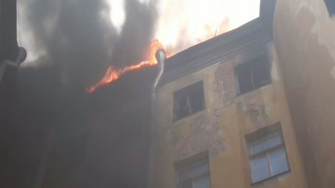 Пожар в университете имени Бонч-Бруевича: дым и пламя заволокли внутренний двор