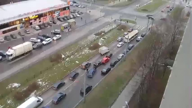 Четыре авто собрались в "паровозик" на проспекте Королева 