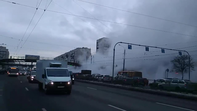 В Петербурге прорвало трубу с кипятком и резким запахом