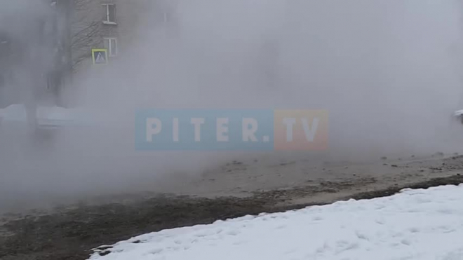 Второй за день фонтан кипятка забил на Караваевской улице