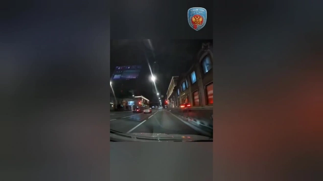 Водитель BMW устроил заезд по тротуару в Петербурге
