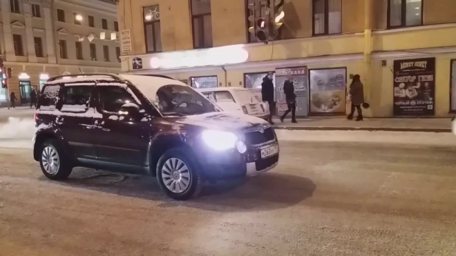 В Петербурге столкнулись две иномарки: одна из них задела пешехода