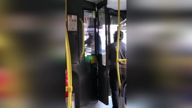 Водители автобусов набросились друг на друга с кулаками из-за остановки