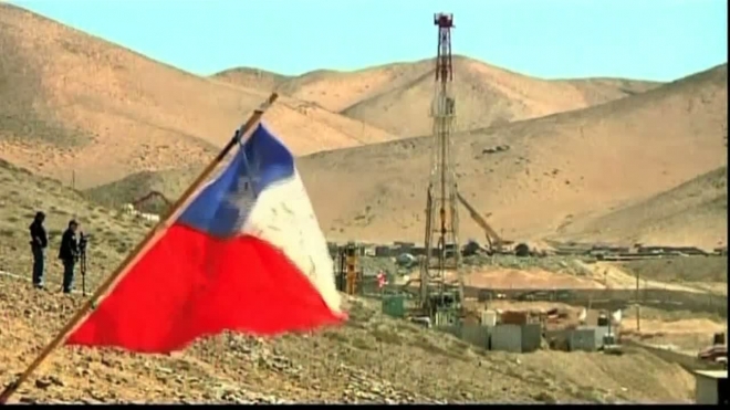Родные чилийских шахтёров приехали поддержать пленников в день начала подземного заточения