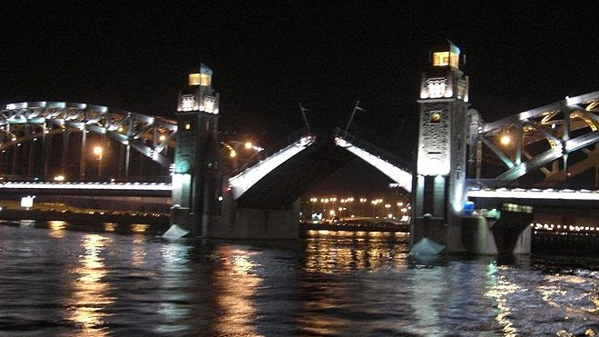 Большеохтинский и Биржевой мосты разведут 18 декабря