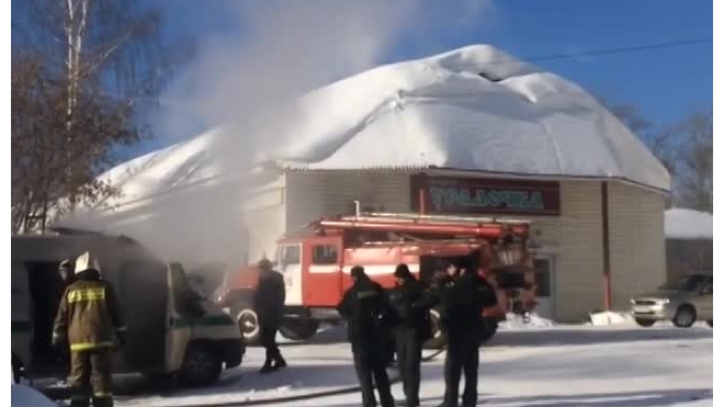 Очевидцы сняли горящую инкассаторскую машину в городе Ревда Свердловской области